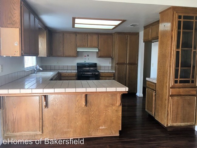 Building Photo - 2821 Ravall St