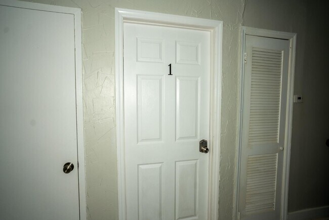 Building Photo - 130 Ella St