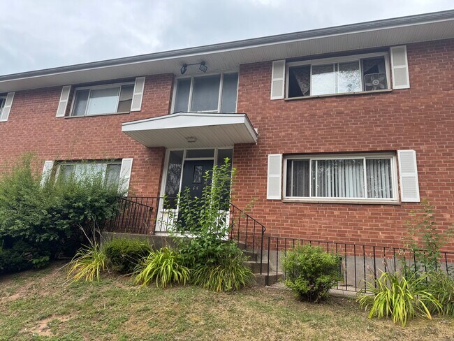 Foto del edificio - 44 Racebrook Dr