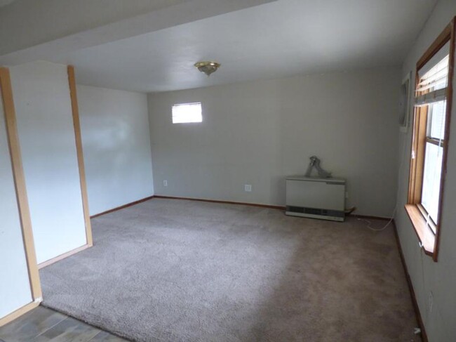 Building Photo - Downstairs 2 Bedroom/1 Bath Duplex in the ...