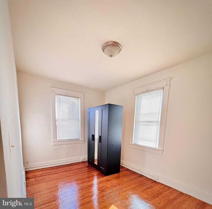 Primary Photo - 6510 Rosemont Ave