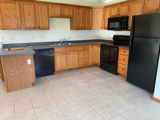 Building Photo - 144911 - 144913 Wineberry Lane