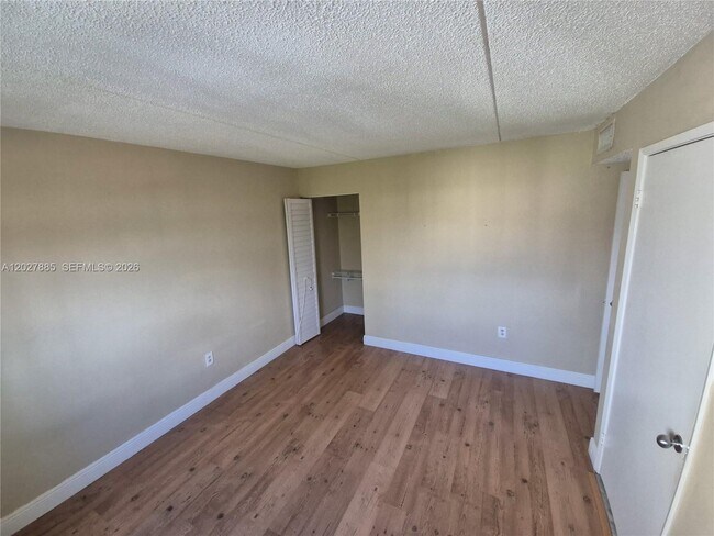 Foto del edificio - 6045 NW 186th St