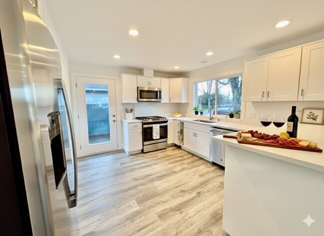 Building Photo - Modern Luxury Meets Small Town Charm in Your New Gladstone Home! Water,Sewer, PGE & NW Natural in...