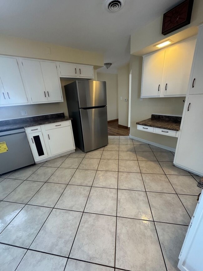 Foto del edificio - Large Ranch Style Home for Rent with Attached 2 car garage