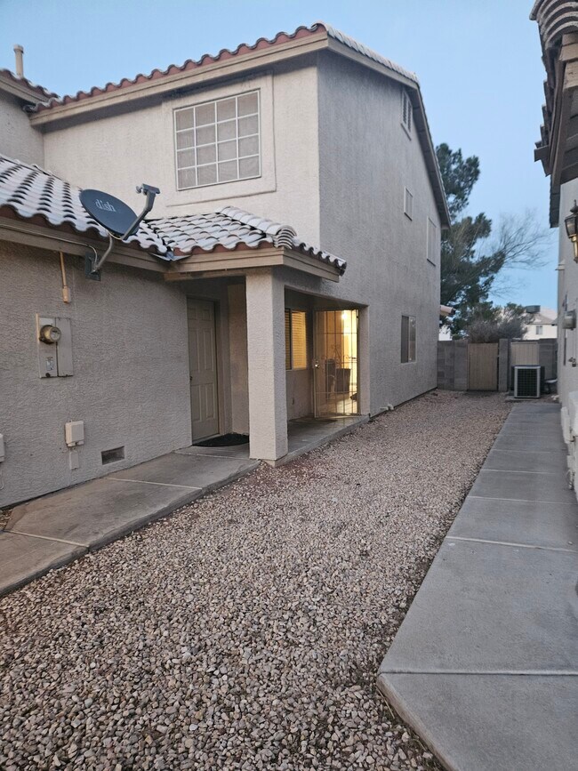 Building Photo - 6102 Hillside Bloom Ct