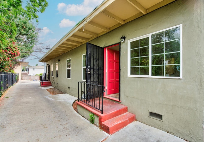 Building Photo - Newly Updated Oakland 3-Bed: Off-Street Pa...