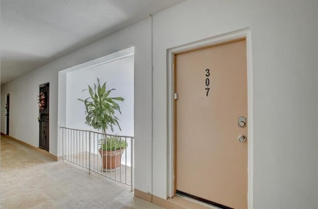 Foto del edificio - 3040 NE 16th Ave