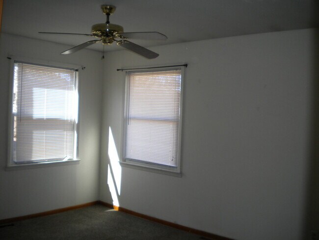 Building Photo - 2110 E 9th St