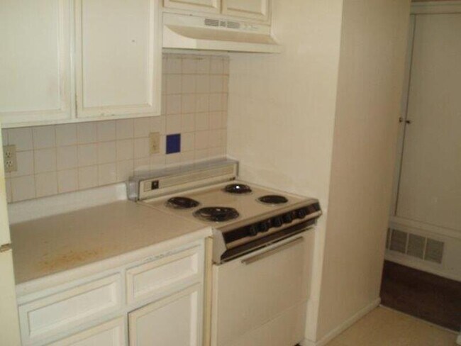 Building Photo - 520 Palomas Dr SE