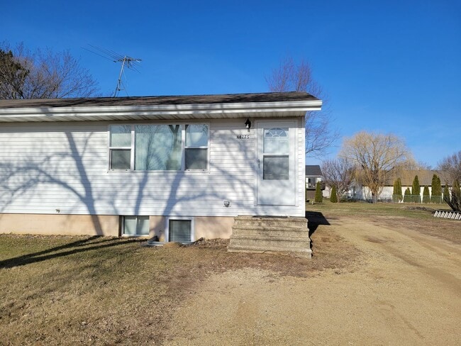 Building Photo - 1 Bedroom Triplex Unit