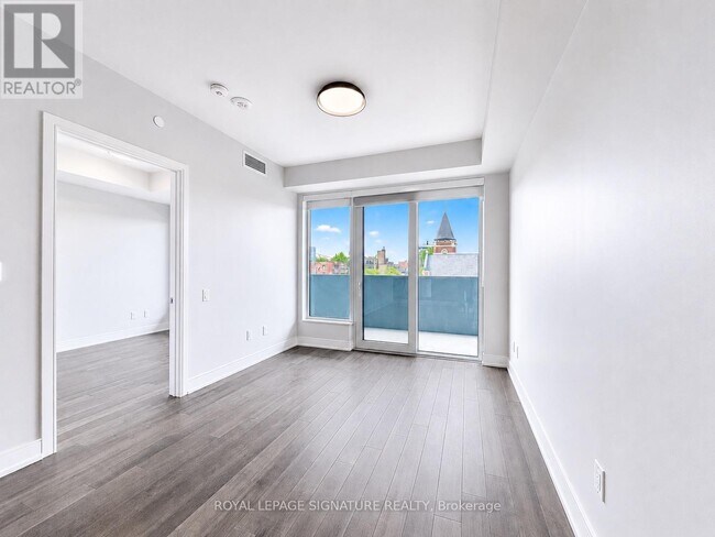 Photo du bâtiment - 2525 Bathurst St