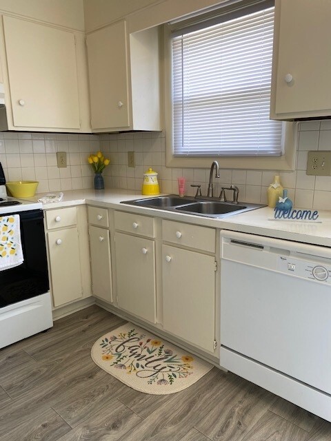 White Stove & Dishwasher furnished - Cardinal Apartments