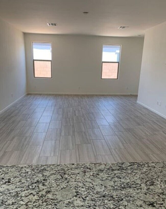 Foto del edificio - COMING SOON!  This stunning 4-bedroom, 2-b...