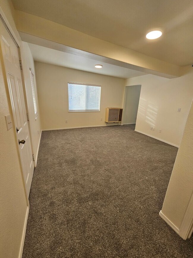 Foto del edificio - 1 bedroom, 1 bath- Duplex top unit