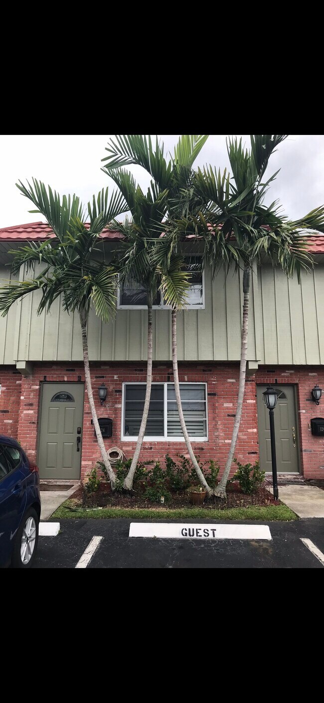 Building Photo - 124 NE 20th Ct