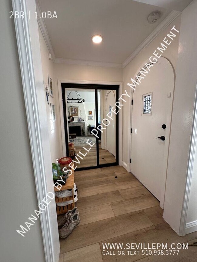 Building Photo - AVAILABLE NOW: RECENTLY REMODELED & UPGRAD...