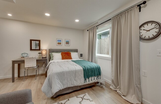 Foto del edificio - Gorgeous Updated Studio In The Popular Sel...