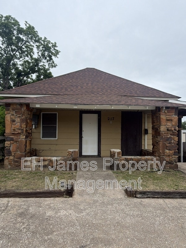 Building Photo - 217 N Wilson Ave
