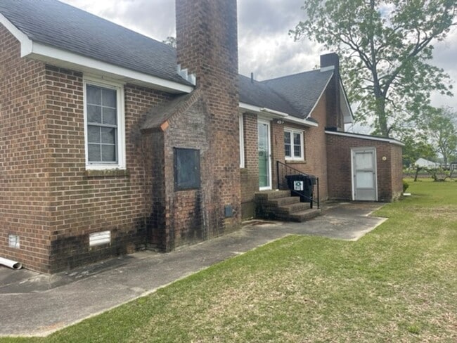 Building Photo - Big family or big entertainer? Brick home ...