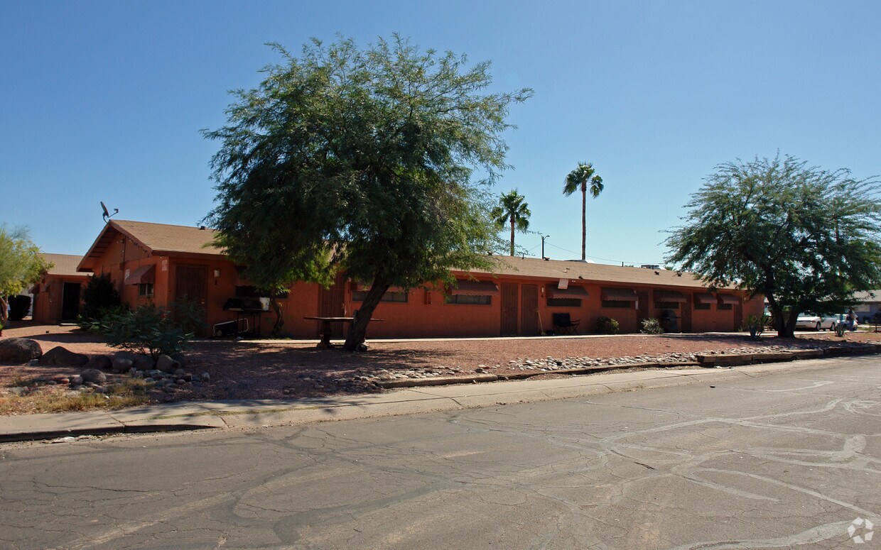 Primary Photo - Country Manor