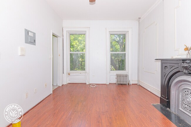 Building Photo - 1547 Pacific St