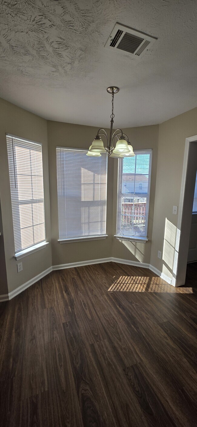 Foto del edificio - 150 Howard Woody Dr