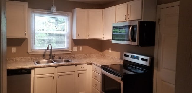 Building Photo - 512 SE 4th Terrace