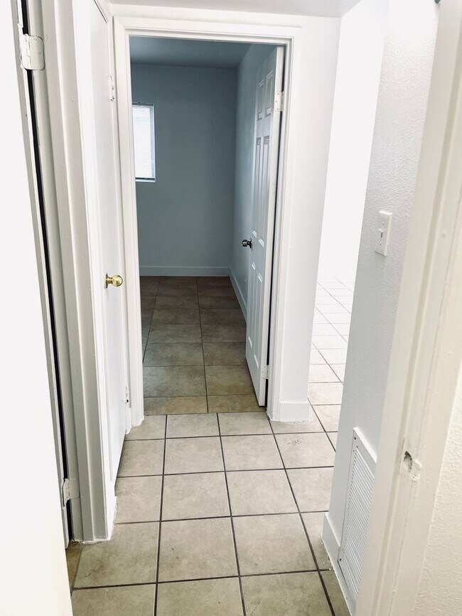 Foto del edificio - 3351 Brussels St