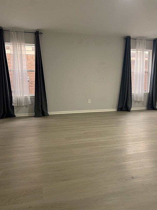 Building Photo - Conveniently Located Humble Home