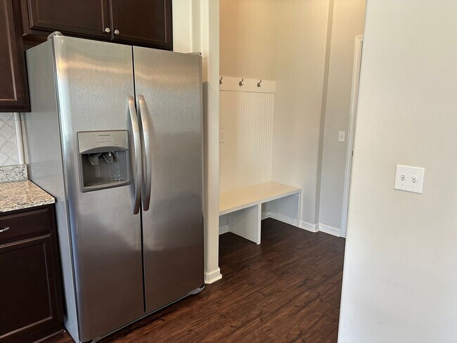 Foto del edificio - Available Now... 4 Bed 2.5 Bath...