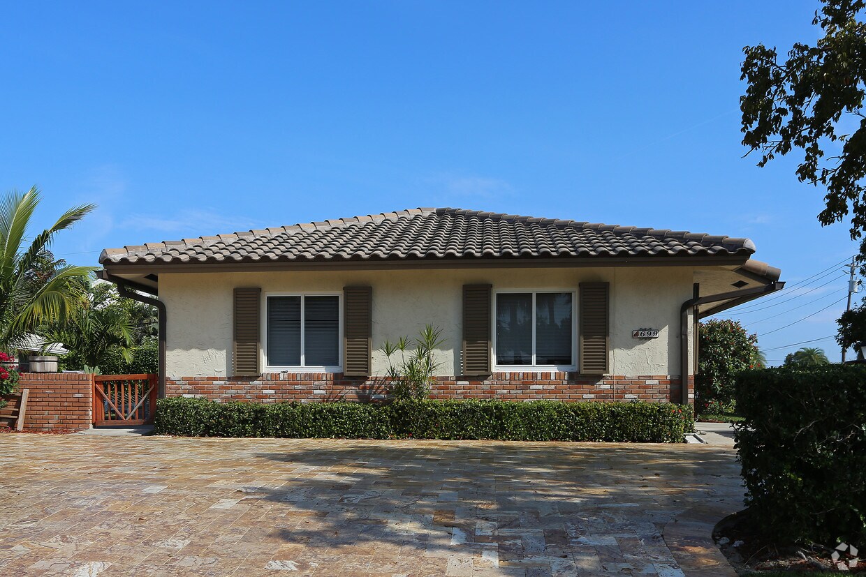 Building Photo - 685-699 Glouchester St