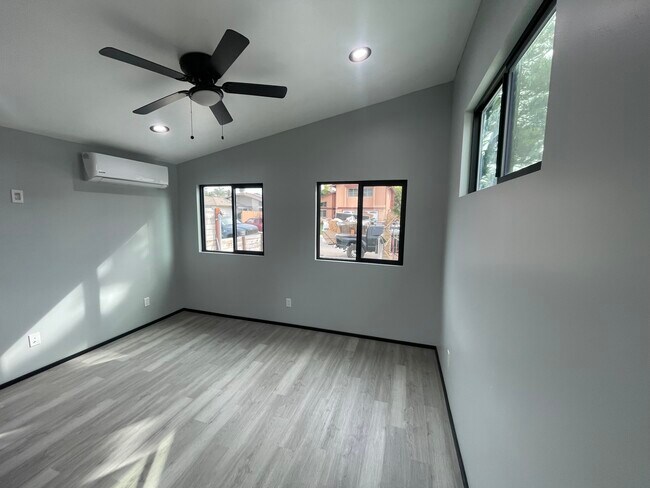 Building Photo - 1542 Loma Ln