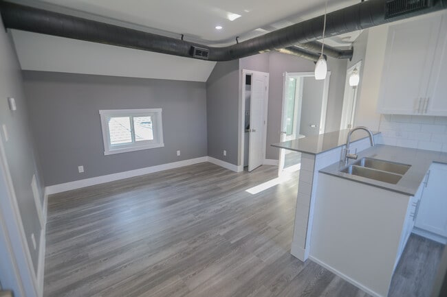 Photo du bâtiment - 94 Wharncliffe Rd S