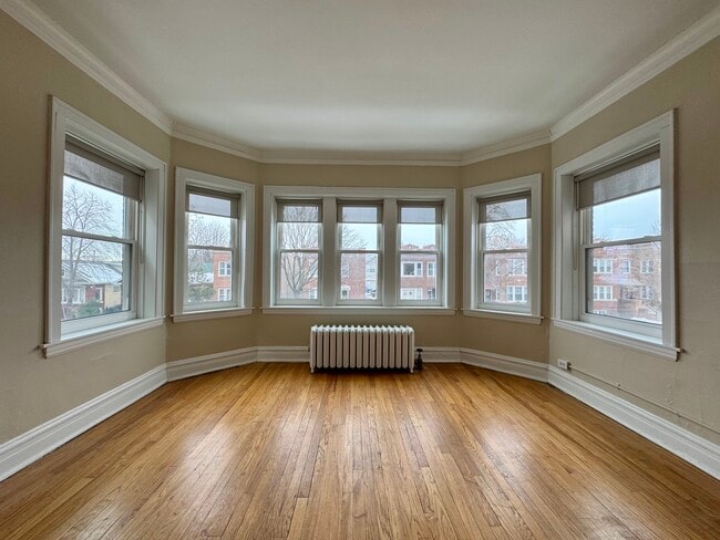 Living Room / Family Room - 4831 W Roscoe St