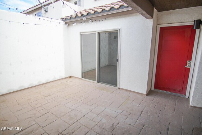 Foto del edificio - 4200 Camelot Heights Dr