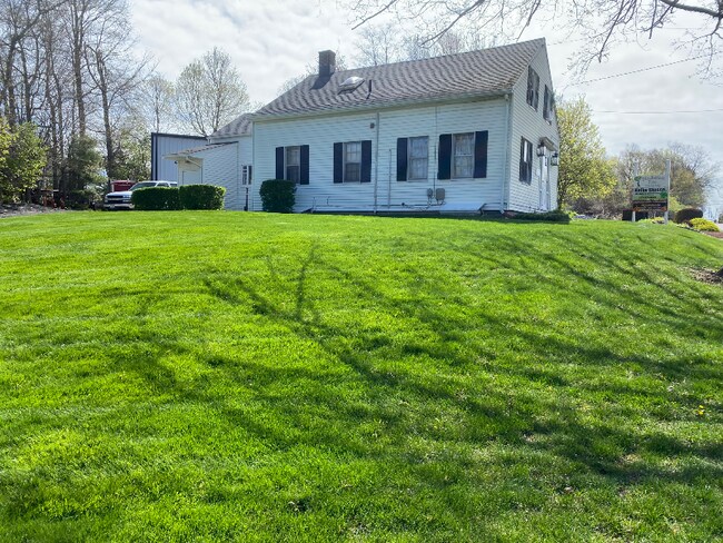 Foto del edificio - 110 Waterbury Rd