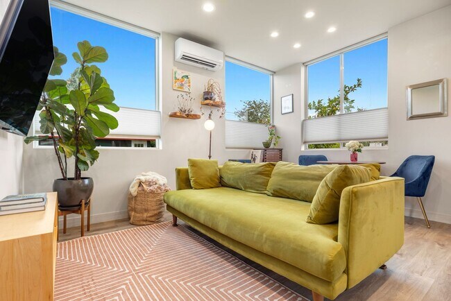 Building Photo - Ballard Townhouse, 2bed/2bath, Rooftop Deck