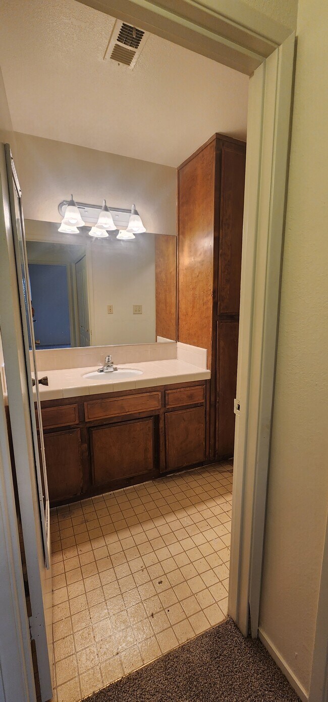 Foto del edificio - 5913 Auburn Oaks Dr