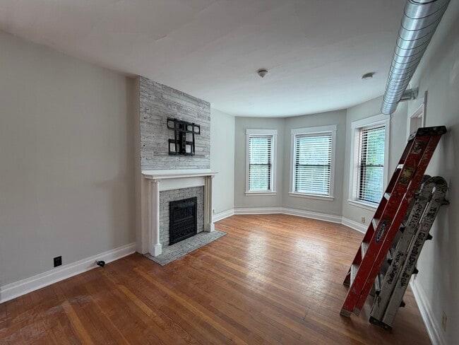 Building Photo - 4335 N Damen Ave