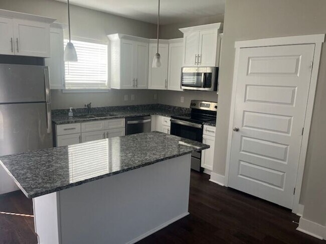 Foto del edificio - Stylish Spring Hill Townhome – 2 Suites + Open Floor Plan