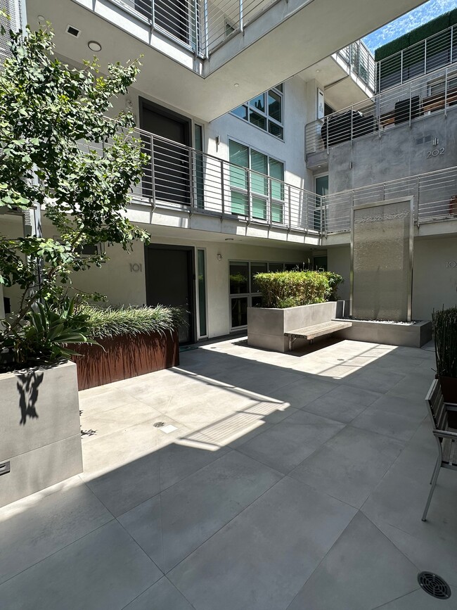 Building Photo - 8210 Fountain Ave