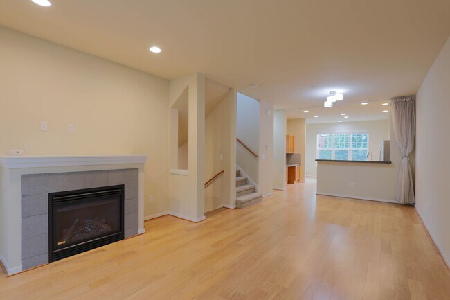 Foto del edificio - Spacious 3BR/3.5BA Townhome in Desirable E...