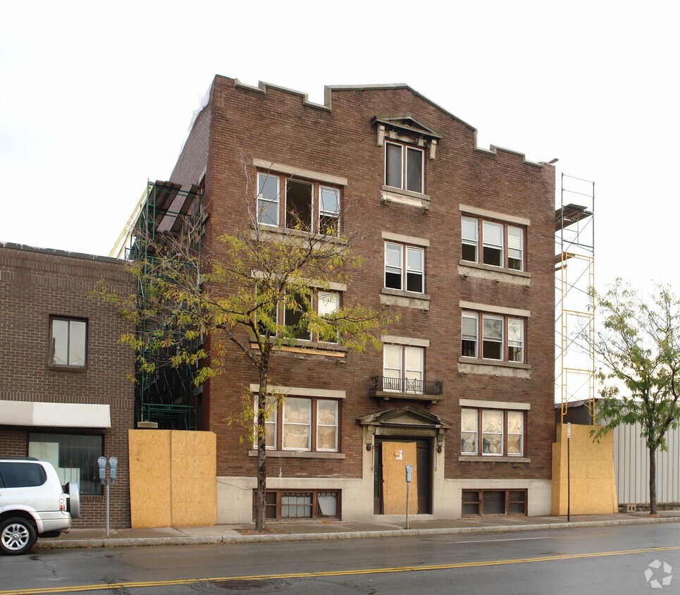 Building Photo - 150 University Ave