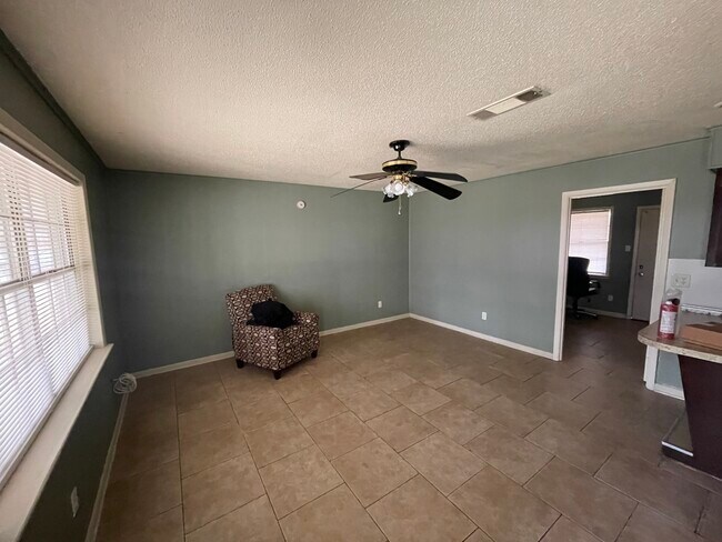 Foto del edificio - 1302 Plummer St