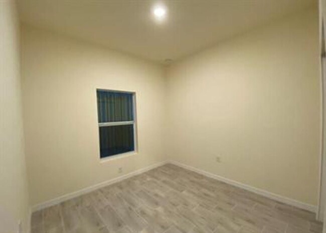 Building Photo - 1118 Albert Ave