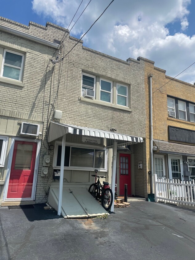 Primary Photo - 2747 Limekiln Pike