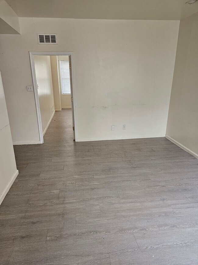 sala de estar - 2023 S Compton Ave