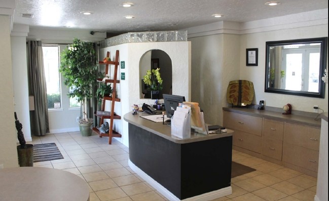 Lobby Photo - Wimbledon Square Apartments