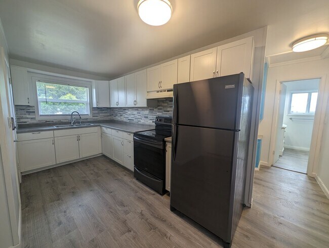 Foto del edificio - Cute and Cozy, Centrally Located Triplex with Yard